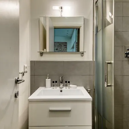 Available And Secure - With Balcony In The Golden Square ניס