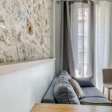 Available And Secure - With Balcony In The Golden Square Διαμέρισμα *