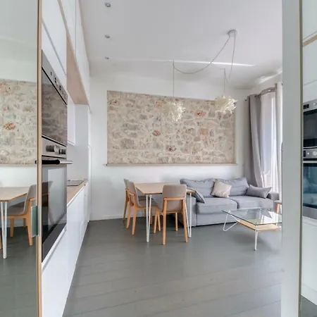 Available And Secure - With Balcony In The Golden Square Νίκαια