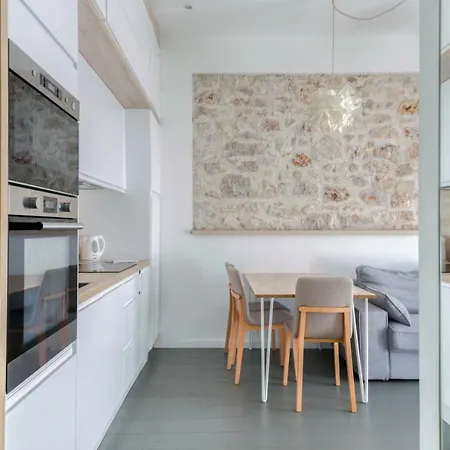 Available And Secure - With Balcony In The Golden Square Νίκαια