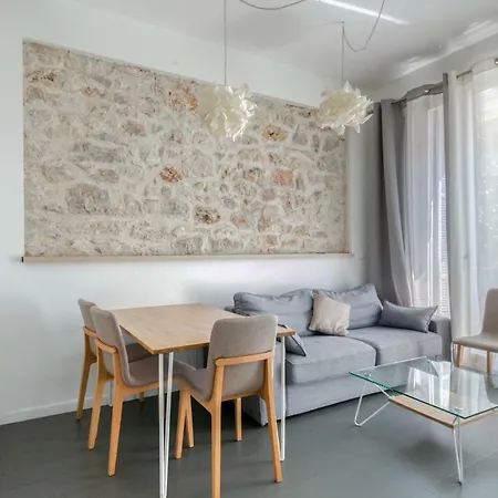 Available And Secure - With Balcony In The Golden Square Διαμέρισμα *