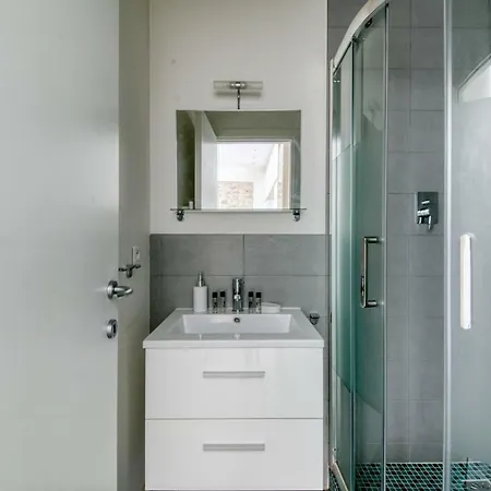 Available And Secure - With Balcony In The Golden Square Διαμέρισμα