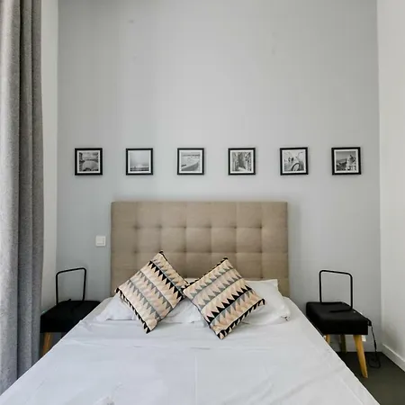 Available And Secure - With Balcony In The Golden Square *