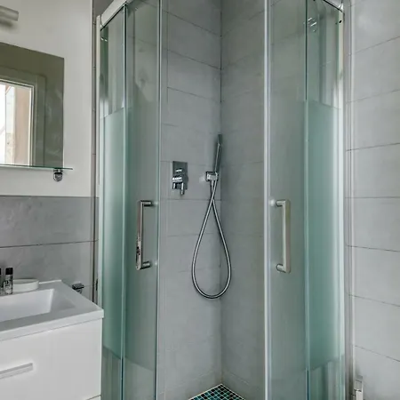 Available And Secure - With Balcony In The Golden Square Νίκαια