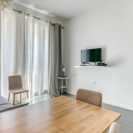 Available And Secure - With Balcony In The Golden Square Διαμέρισμα