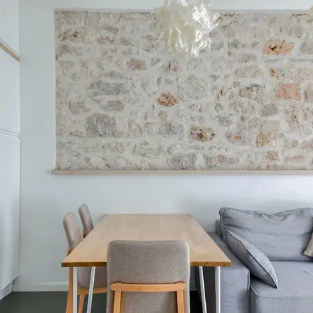 Available And Secure - With Balcony In The Golden Square Διαμέρισμα *