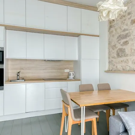 Available And Secure - With Balcony In The Golden Square Διαμέρισμα *