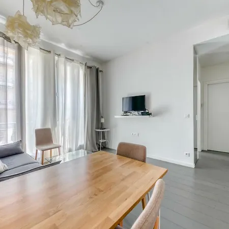 Available And Secure - With Balcony In The Golden Square *