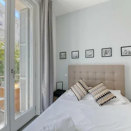 Available And Secure - With Balcony In The Golden Square Διαμέρισμα *