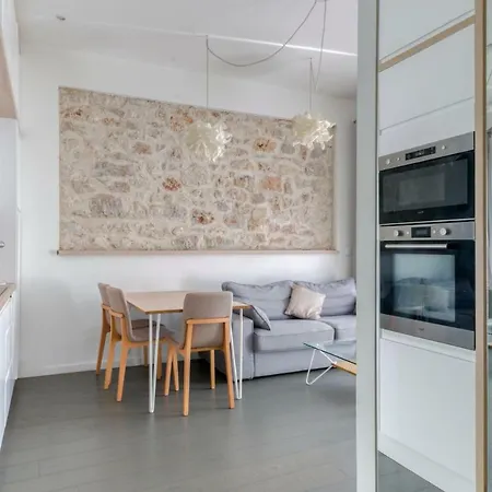 Available And Secure - With Balcony In The Golden Square Νίκαια
