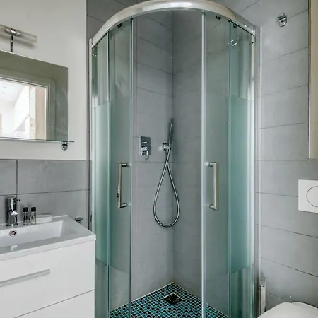 Available And Secure - With Balcony In The Golden Square * Νίκαια